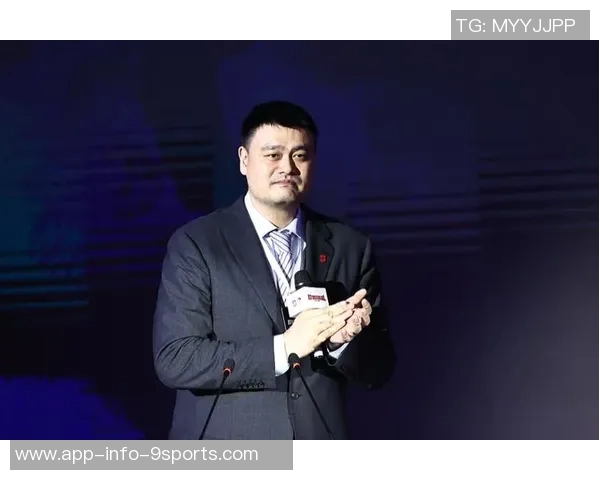 姚明谈篮球场内外的差异：透明竞技与复杂人生的对比分析