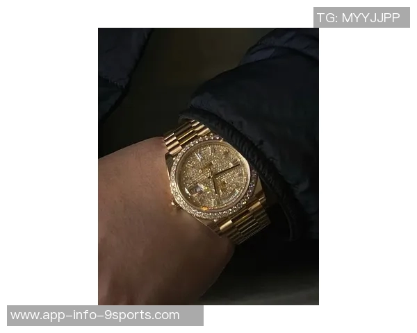 C罗荣获环足奖颁奖典礼上佩戴70万美元限量百达翡丽手表引发热议